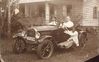 1926. Mi abuelo con sombrero en coche.jpg