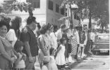 Esperando el desfile de PIEDRA DE TOQUE.jpg